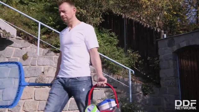 Чувак нежно приласкал милфу и она возбудилась на анал