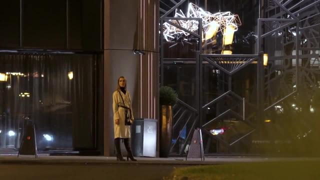 Красивые девочки наслаждаются чувственной групповухой с парнем