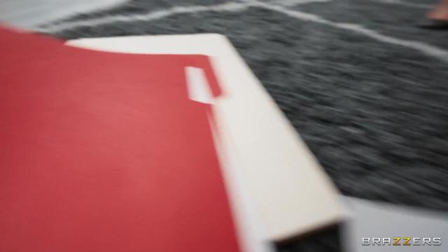 Бабенка светит сисяндрами на работе и совращает коллегу
