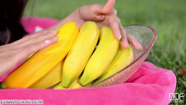 Красивая девушка эротично играет с писечкой на природе