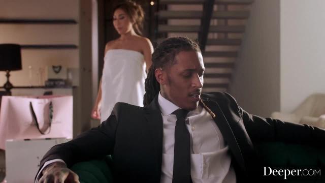 Секси азиатка сама лезет в штаны к черному
